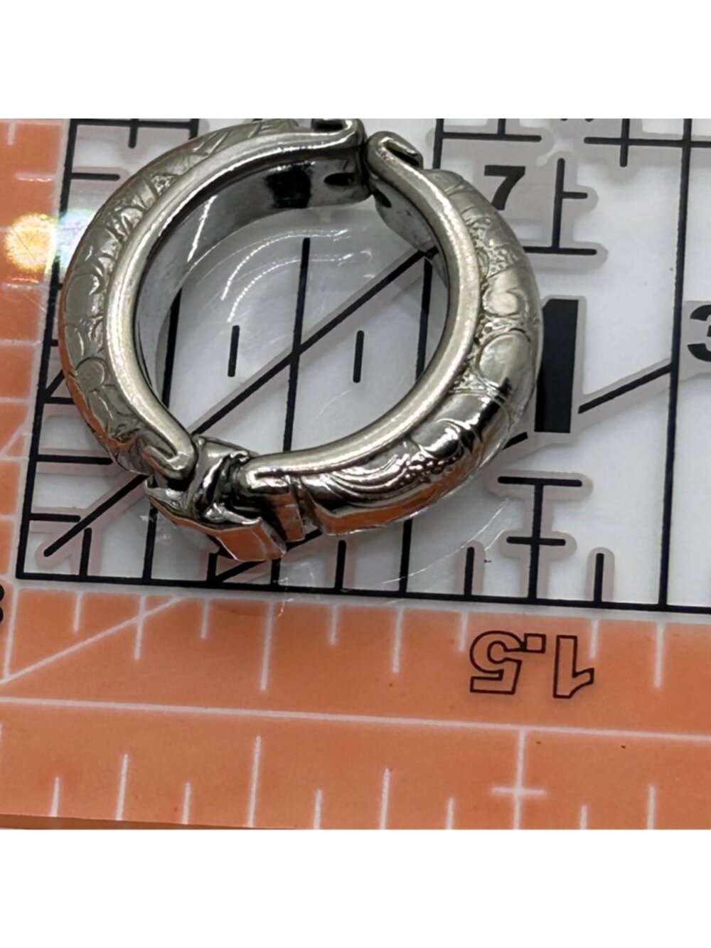 Silver Tone Snap Hoop Earrings 1990s Etched Floral Pattern Hinged Huggie Vintage - Picture 10 of 10